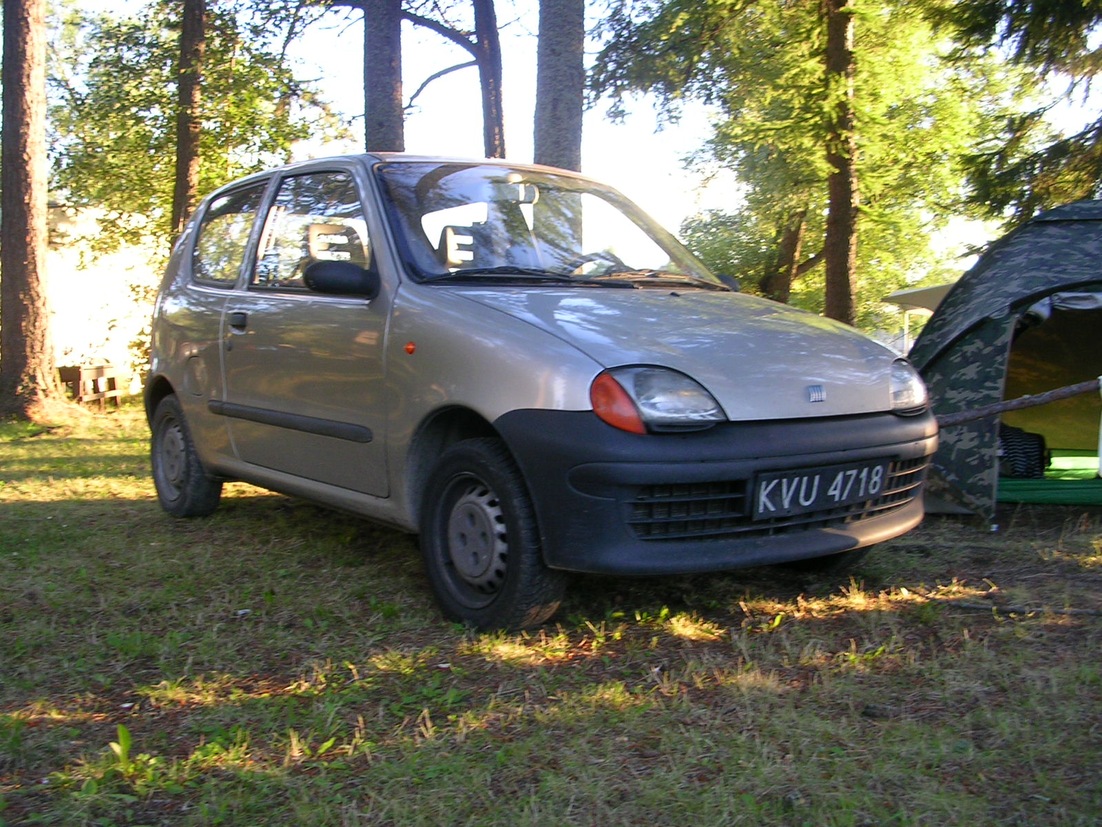 Модель Fiat Seicento - это малолитражный автомобиль, который был