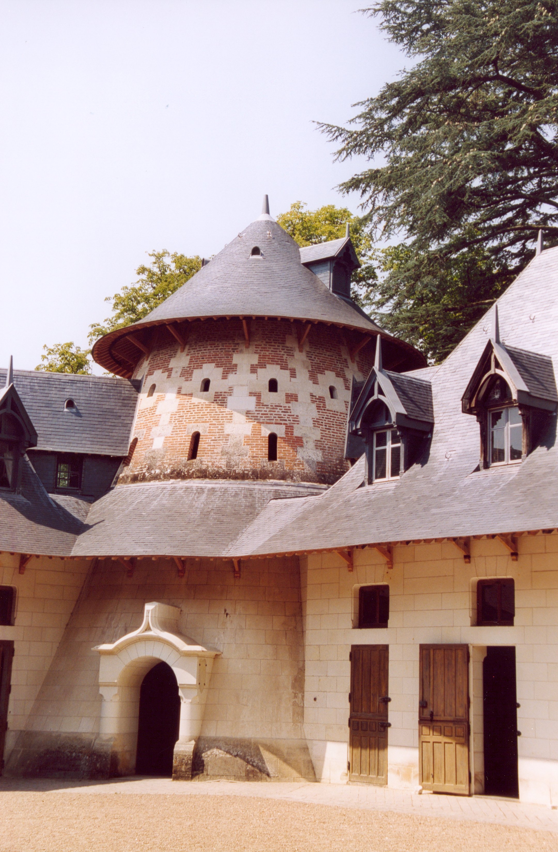 France_Loir-et-Cher_Chaumont-sur-Loire_Ecuries.jpg