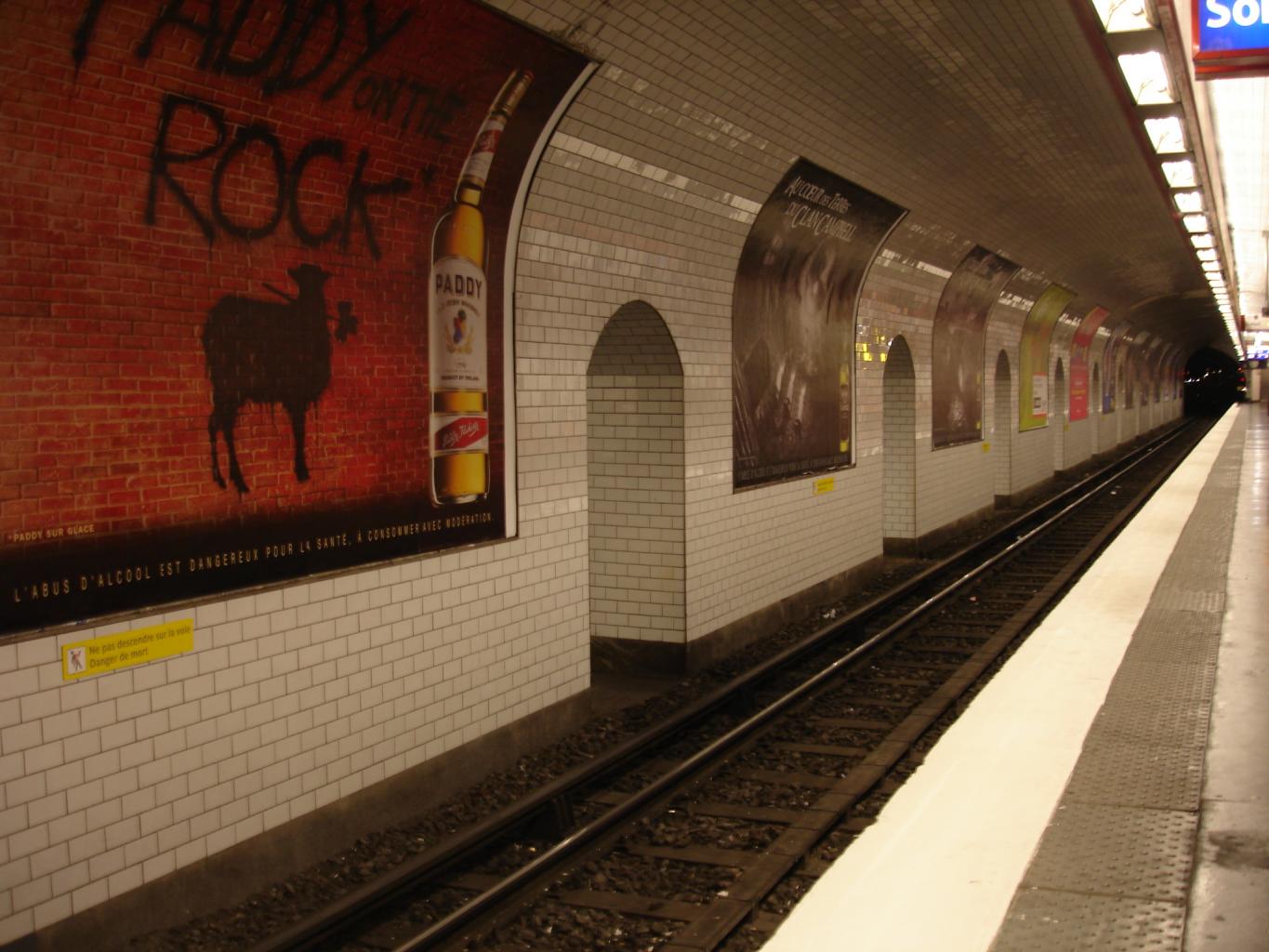 Le piÃ©droit central de la station Grands Boulevards .