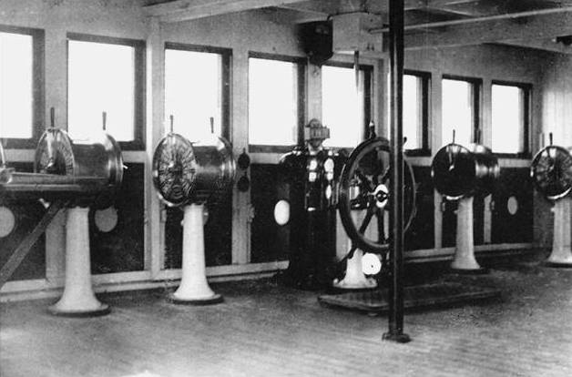 Les transmetteurs d'ordre Passerelle_de_navigation_du_Titanic2