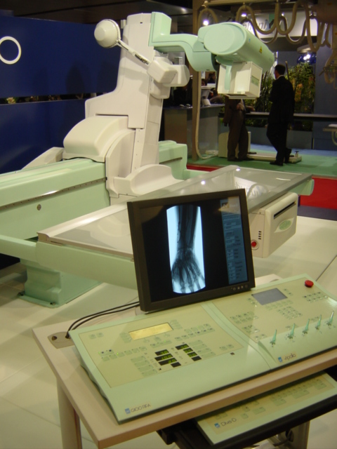 Appareil de radiographie conventionnelle de type table télécommandée avec sa console de commande. Appareil de radiographie conventionnelle de type table télécommandée avec sa console de commande.