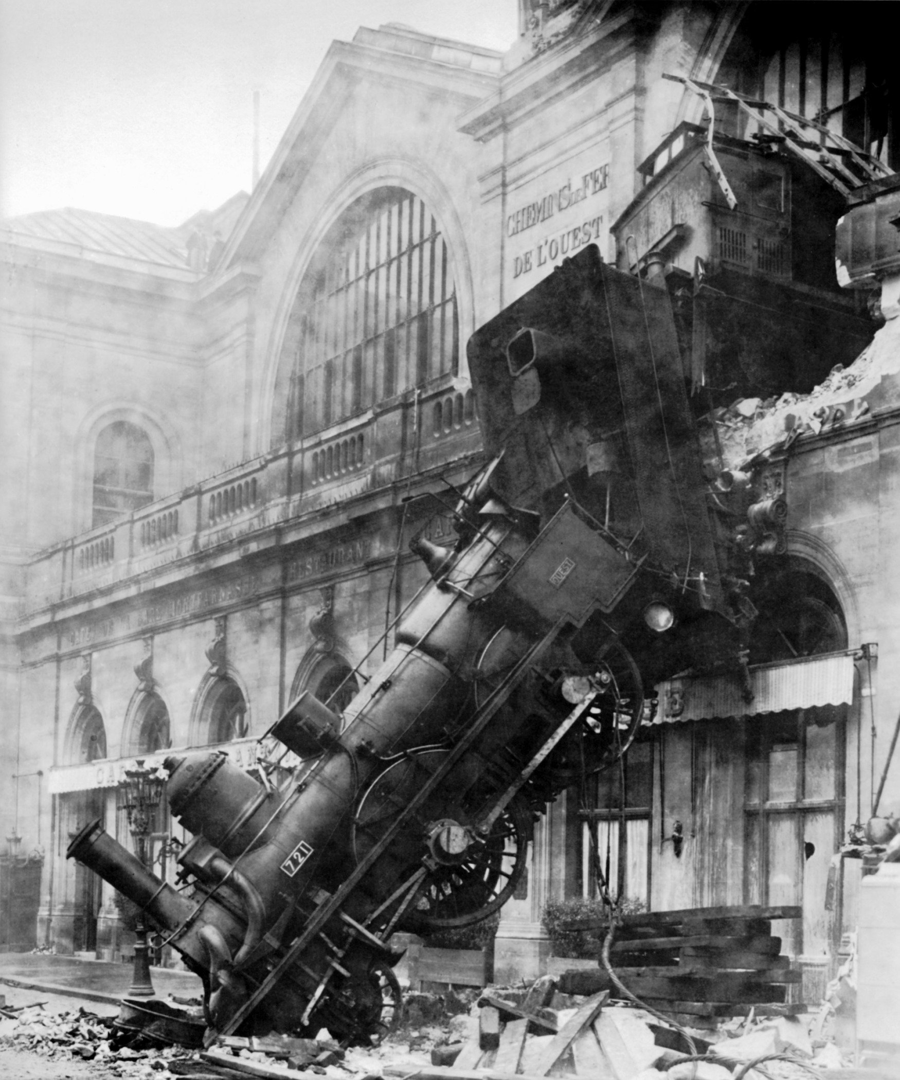 http://fr.academic.ru/pictures/frwiki/84/Train_wreck_at_Montparnasse_1895.jpg