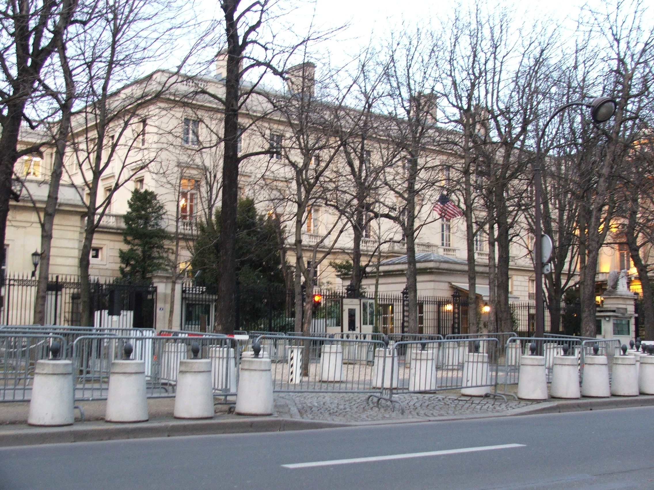http://fr.academic.ru/pictures/frwiki/85/US_embassy_Paris_6375.JPG