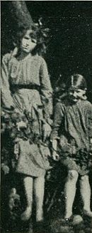 Photographie de Frances Griffiths et Elsie Wright prise par Arthur Wright en juin 1917, avec l'appareil photo qu'il venait juste d'acquérir.