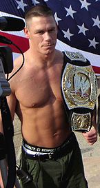 Cena avec sa ceinture du WWE Championship.