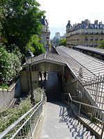 La station et son accès entre les parties en escalier de la rue de l'Alboni.