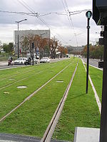 La voie du tramway T3 entre les stations Pont du Garigliano et Balard.