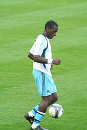 Photographie de Mamadou Niang jonglant avec un ballon sur un terrain de football