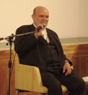 Salvatore Niffoi en 2008 dans la salle de conférence de la Bibliothèque Delfini de Modène