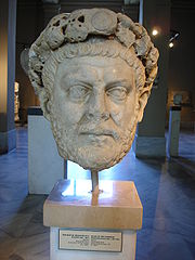 Tête d'une statue de l'empereur Dioclétien, vue de face.