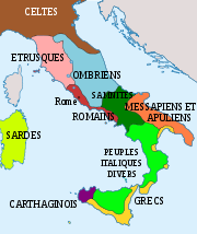 Carte de l'Italie avec les Romains dans le Latium et la Campanie. Étrusques au nord, Ombriens au nord-est et Samnites au sud-est.