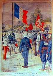 Illustration en couleur de l'occupation de Trat en 1904, montrant au premier plan des soldats français hissant leur drapeau, au second plan des soldats siamois et leur drapeau en train d'être baissé. L'image est titrée « La France au Siam ».
