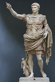 Cette statue représente Auguste en imperator. Il porte une tunique courte, une cuirasse et le paludamentum (manteau pourpre). Il a la tête et les pieds nus.
