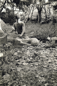 Testuao Harada étudiant la sculpture sur bois (photo de 1972)