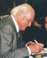 Heinrich Harrer en octobre 1997 à la foire du livre de Francfort signant son livre Retour au Tibet.