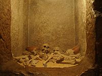 Reconstitution d’une tombe avec restes humains et poteries dans le département préhistorique.