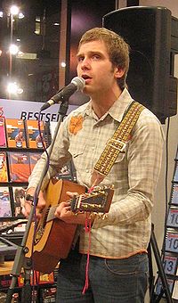 Photographie de Thomas Hansen avec sa guitare