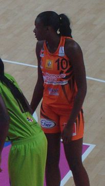 Jennifer Digbeu sous le maillot de Bouges Basket