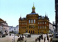 Russification de l'architecture polonaise. Façade du palais Staszic avant 1890 (à gauche, sa reconstruction contemporaine), et après 1890.