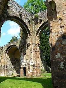 ruines où subsistent des piles et des arcades