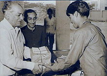 Faiz Ahmed Faiz (à gauche) remettant un prix à Ahfaz-ur-Rahman
