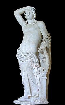 Statue d’Apollon alangui avec une cithare sur le côté duquel est sculpté Marsyas.