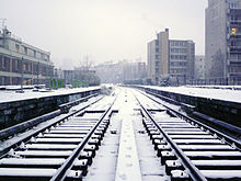 Vue des quais abandonnés de la gare d'Avenue de Vincennes, sous la neige en 2009.