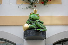 Une statue de grenouille verte couronnée