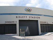 Une porte du Bislett Stadion avec au-dessus le symbole des Jeux olympiques, les cinq anneaux entrelacés