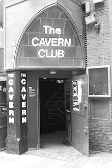 L'entrée du Cavern Club, avec le nom de l'endroit inscrit au-dessus de la porte.