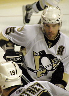 Photo de Daryl Sydor portant le A sur le maillot des Penguins.