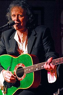 Donovan avec une guitare verte, en 2007