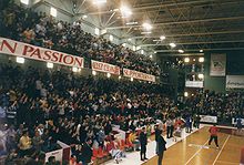 Vue d'une partie de l'intérieur de la Maison des Sports de Chalon-sur-Saône, match entre l'Élan Chalon et Montpellier (en 1999)