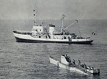 Photographie noir et blanc de l'aviso Elie Monnier, avec le FNRS3 au premier plan