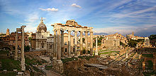État actuel du forum romain avec les ruines des divers temples et la Curie.