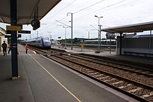 L'intérieur de la gare avec le passage pour les changements de quai. Un Z 21500 des TER Bretagne va passer en gare.