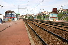 Les quais de la gare. À gauche, la voie 2 en direction de Corbeil-Essonnes. À droite, la voie 1 en direction de Malesherbes.