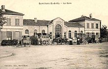  La place de la gare de Survilliers, avec des omnibus à cheval pour Mortefontaine (à g.) et La Chapelle-en-Serval.