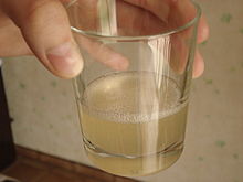 Un verre contenant du gel d'Aloe Vera