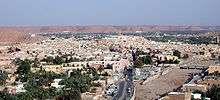 Vue panoramique de Ghardaïa (Tagherdayt) avec le lit sec du Wadi Mzab sur la droite