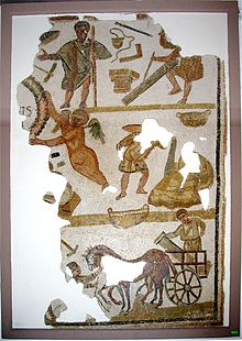 Représentation des divers moments d’un chantier sur une mosaïque de chapelle fragmentaire.