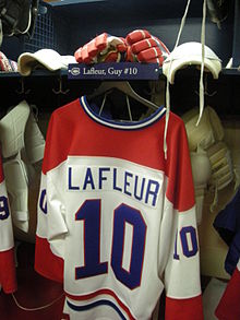 Photographie couleur du dos du maillot blanc des Canadiens avec le numéro 10 de Lafleur et son nom inscrit au dessus.