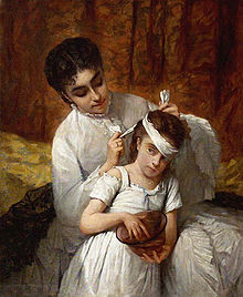 Peinture montrant  une mère mettant un bandage à la tête d'une petite fille. Elles sont habillées de blanc éclatant et l'arrière-plan est de couleur rouille. La fille tient un bol couleur rouille et ses cheveux roux rappellent la couleur de l'arrière-plan sur la robe blanche de la mère.