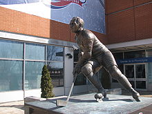 Photo couleur de la statue de Morenz à l'extérieur du Centre Bell.