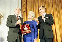 John Updike (à gauche) reçoit la National Medal of Arts des mains de George Bush en 1989
