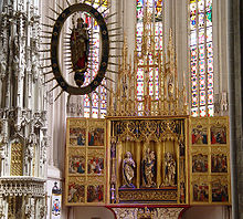 Tabernacle sculpté à gauche, Mandorle avec la Vierge et retable principal de sainte Élisabeth