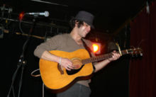 Photographie de Langhorne Slim jouant de la guitare sur scène en 2006
