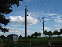 Les caténaires 25 kV 50 Hz.