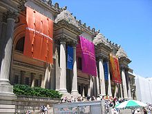 Façade pavoisée du Metropolitan Museum of Art de New York