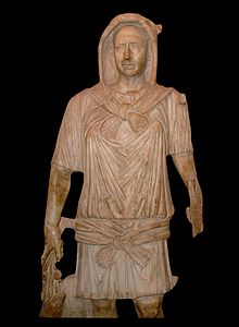 Statue d’Hercule de Massicault avec la peau du lion de Némée sur la tête et le dos et un bouquet de céréales dans la main droite.